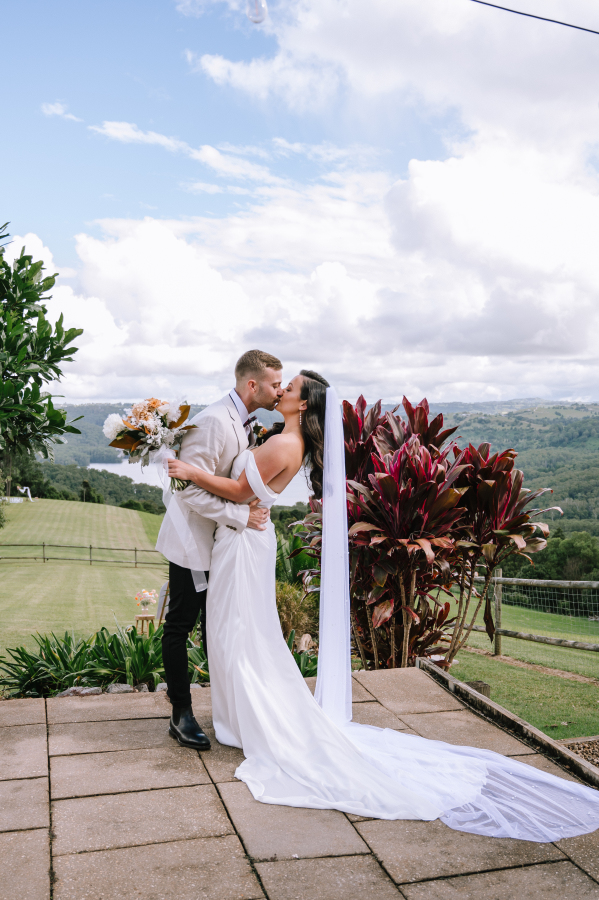 couple's first look before lakehouse folk elopement