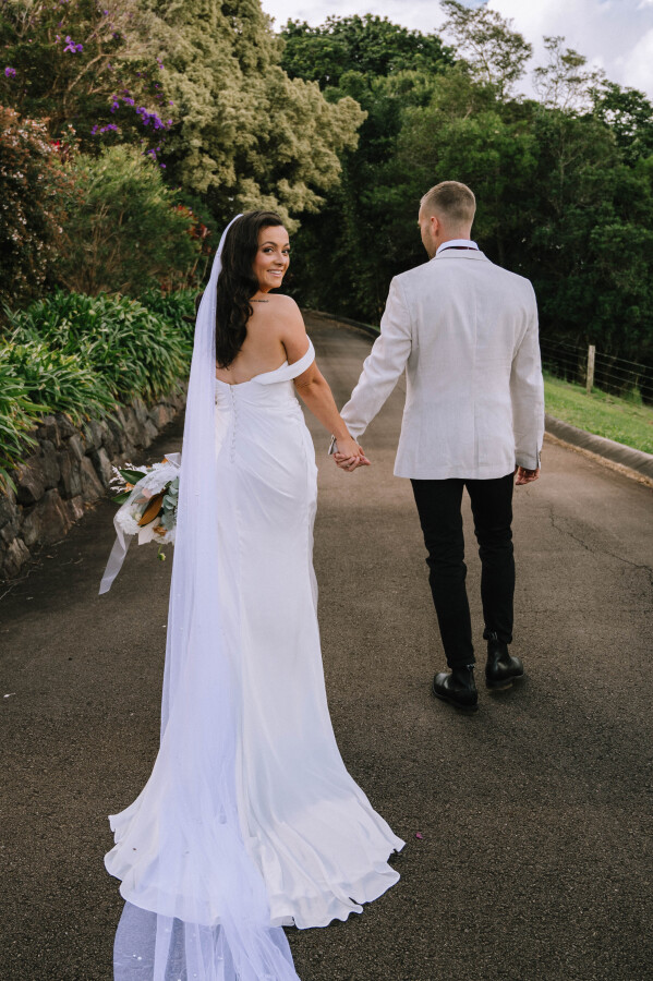 couples portraits after elopement at lakehouse folk