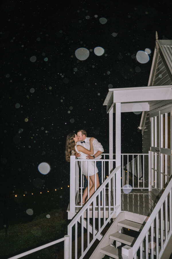 couple kissing outside maleny manor wedding accommodation 