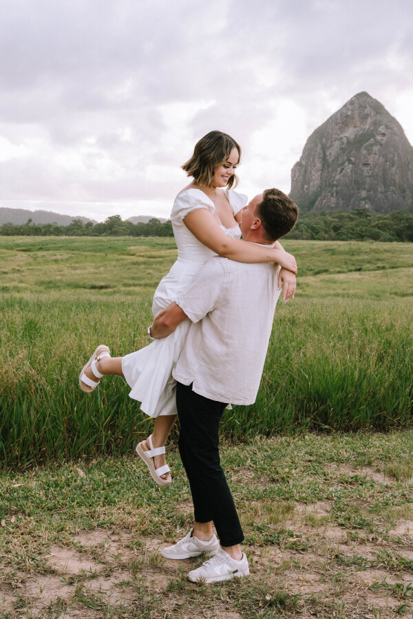 outfit ideas for sunshine coast engagement shoot at the glass house mountains